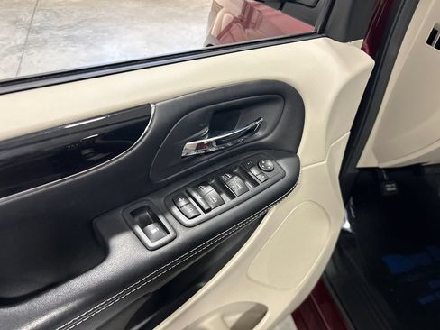 Used 2020 Dodge Grand Caravan SXT w/ Driver Convenience Group FWD image 14