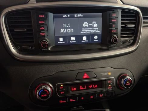 Used 2019 Kia Sorento AWD V6 image 5