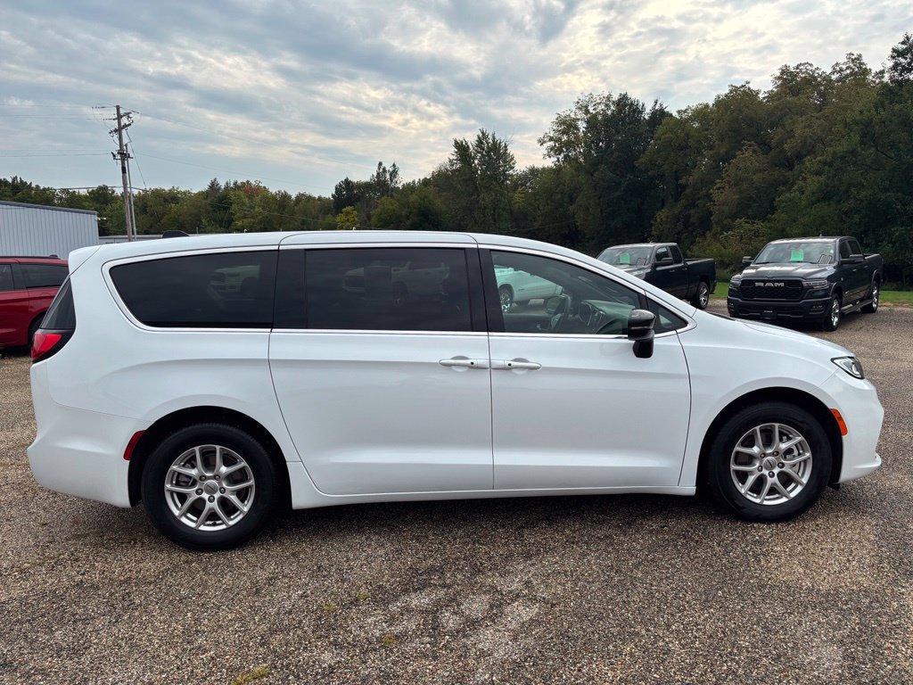Used 2025 Chrysler Pacifica Select FWD image 6