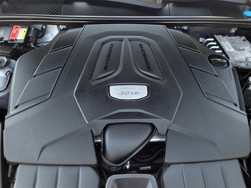 Used 2022 Porsche Cayenne w/ Premium Package image 33