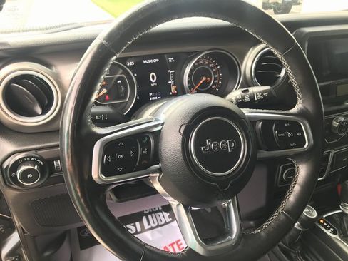 Used 2018 Jeep Wrangler Unlimited Sahara w/ Cold Weather Group image 10