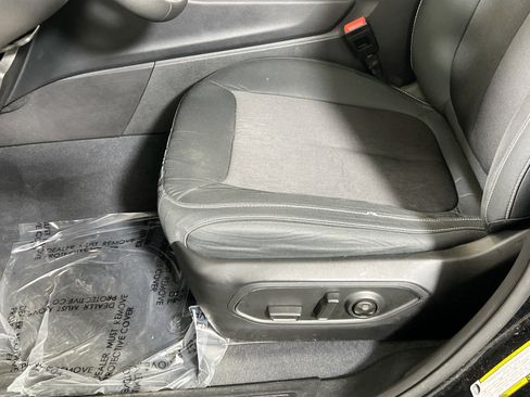 Used 2023 Jeep Grand Cherokee Laredo AWD/4WD image 18