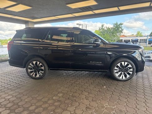 Used 2025 Ford Expedition Platinum w/ Driver's Package AWD/4WD image 5