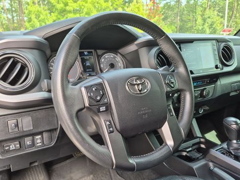 Used 2021 Toyota Tacoma TRD Sport w/ TRD Premium Sport Package AWD/4WD image 18