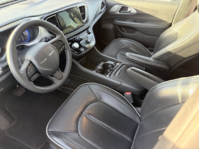 Used 2025 Chrysler Pacifica Limited FWD image 6
