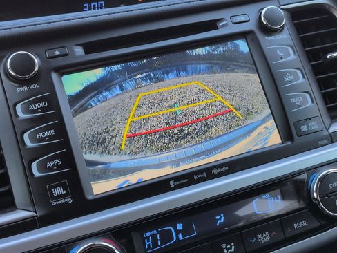 Used 2019 Toyota Highlander Limited image 25