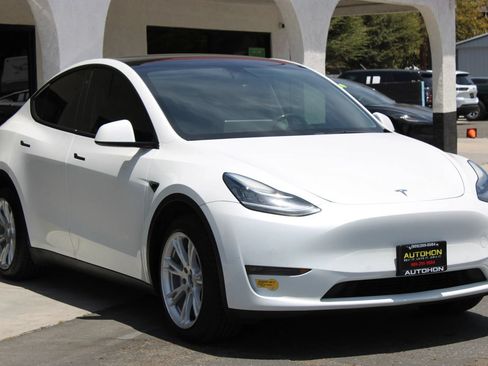 Used 2021 Tesla Model Y Long Range AWD/4WD image 3