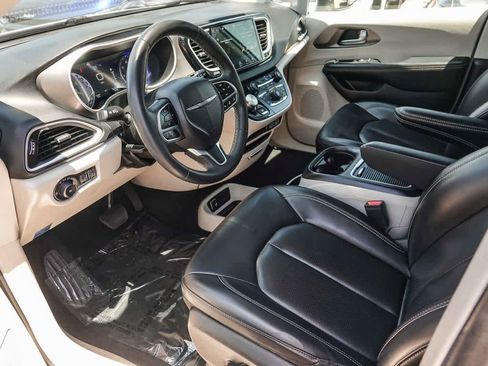 Certified 2023 Chrysler Pacifica Touring-L FWD image 16