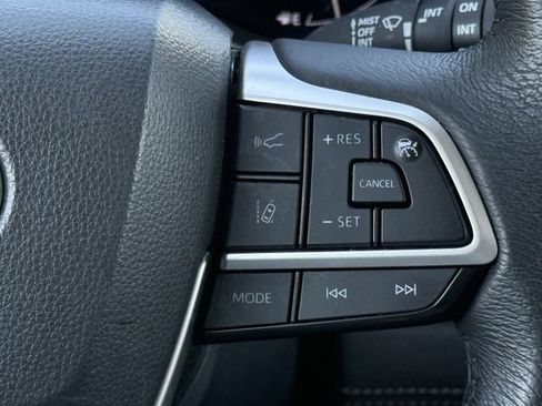 Used 2025 Toyota Sienna XLE FWD image 15
