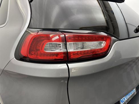 Used 2018 Jeep Cherokee Limited image 19