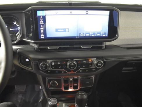 Used 2025 Jeep Wrangler Unlimited Sahara w/ Safety Group AWD/4WD image 19