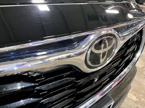 Used 2023 Toyota Highlander Platinum image 28