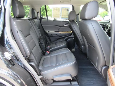 Used 2019 GMC Acadia Denali w/ Technology Package FWD image 34