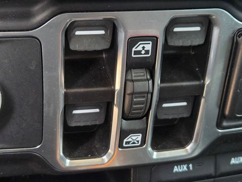 Used 2024 Jeep Gladiator Sport AWD/4WD image 18