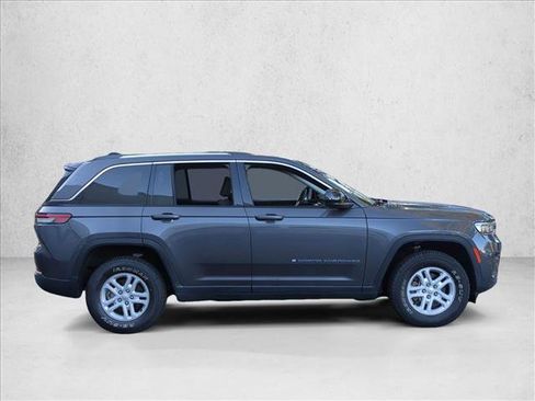 Used 2023 Jeep Grand Cherokee Laredo RWD image 4