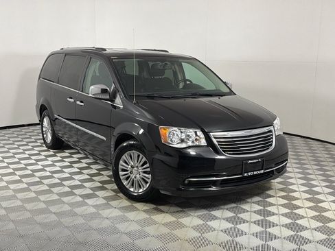 Used 2016 Chrysler Town & Country Limited FWD image 2
