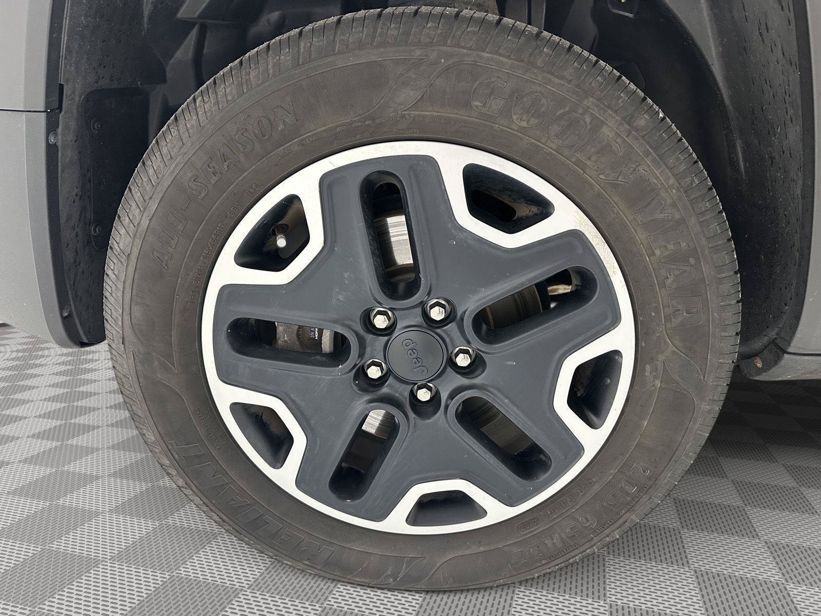 Used 2016 Jeep Renegade Trailhawk AWD/4WD image 30