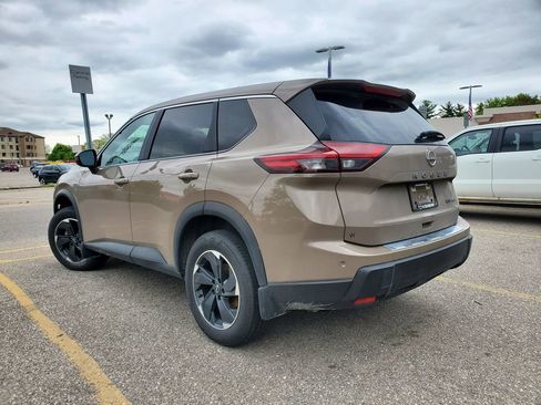 Used 2024 Nissan Rogue SV AWD/4WD image 3
