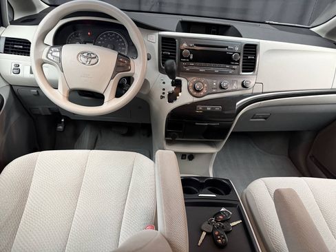 Used 2011 Toyota Sienna LE FWD image 16