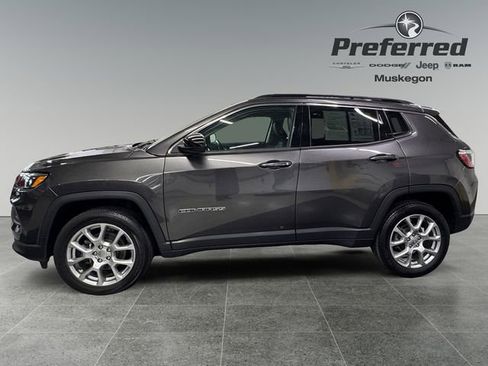 Used 2022 Jeep Compass Latitude image 9