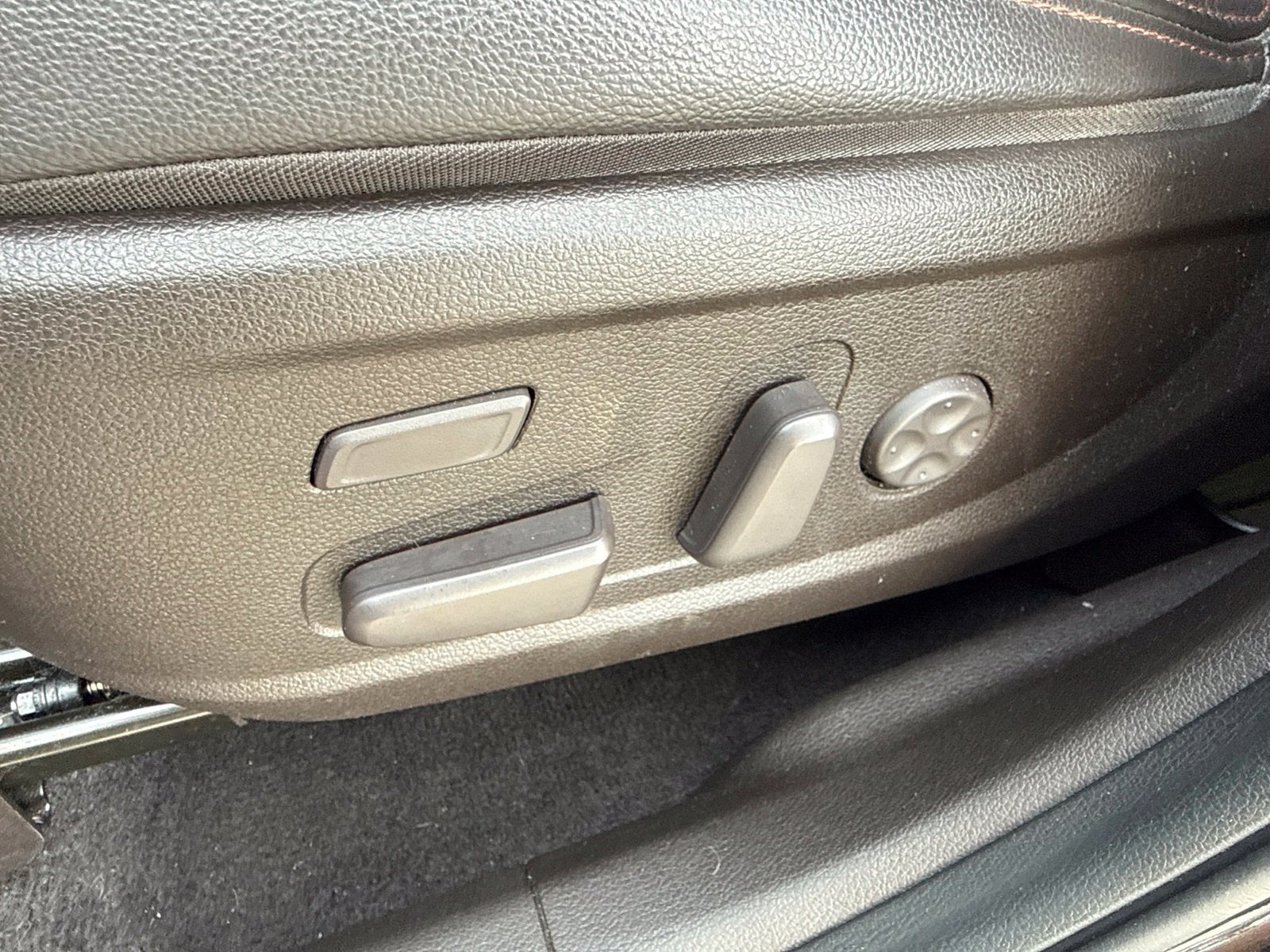 Used 2020 Hyundai Santa Fe Limited FWD image 19