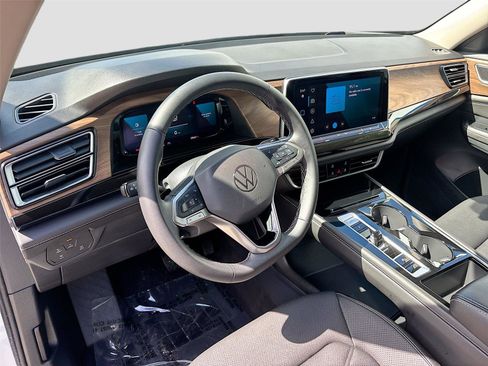 Used 2025 Volkswagen Atlas SE image 9