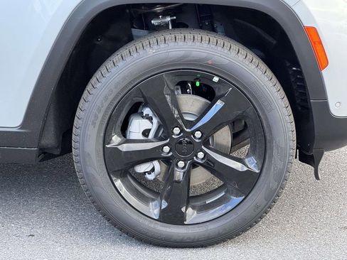 New 2025 Jeep Grand Cherokee Limited w/ Luxury Tech Group II AWD/4WD image 13