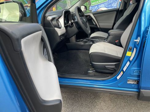 Used 2018 Toyota RAV4 LE AWD/4WD image 14
