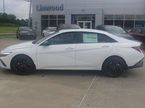 New 2026 Hyundai Elantra SEL Sport FWD image 2