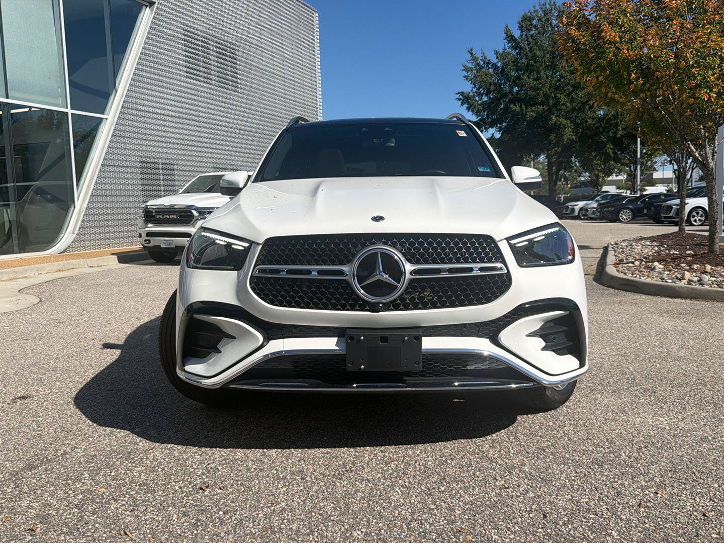 Used 2025 Mercedes-Benz GLE 450 4MATIC w/ AMG Line Exterior image 2