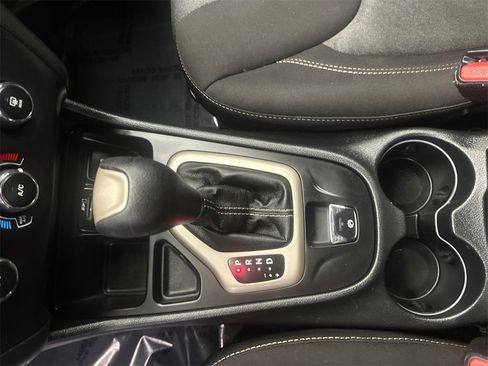 Used 2016 Jeep Cherokee Sport image 31