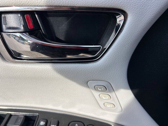Used 2016 Toyota Avalon Limited w/ Toyota Safety Sense Package FWD image 13