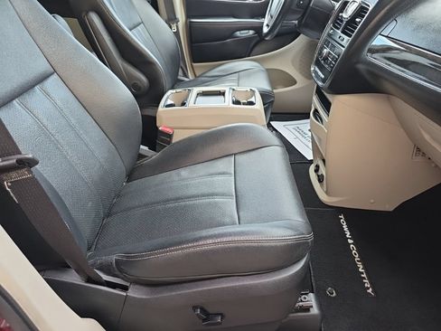 Used 2014 Chrysler Town & Country Touring-L w/ Driver Convenience Group FWD image 23
