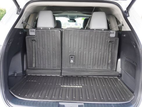 Used 2022 Toyota Highlander XLE image 11