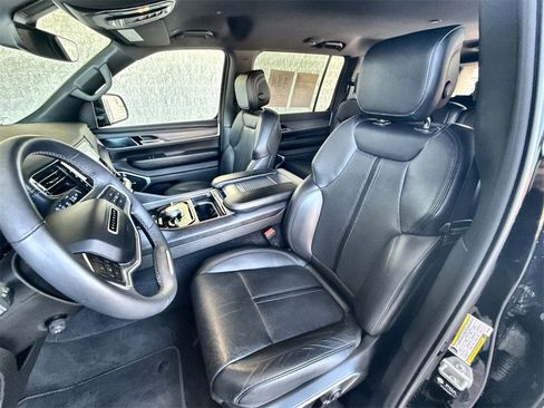 Used 2023 Jeep Wagoneer L Series III w/ Preferred Equipment Group image 18