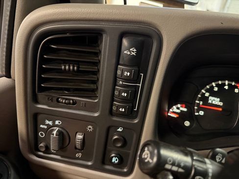 Used 2006 Chevrolet Silverado 2500 LT w/ Heavy-Duty Power Package AWD/4WD image 18