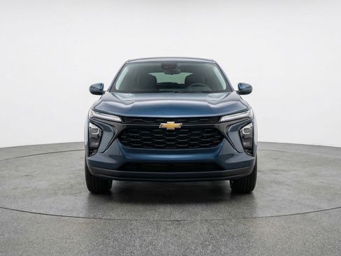 Used 2025 Chevrolet Trax LT FWD image 2