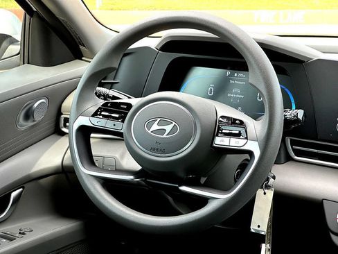 Used 2026 Hyundai Elantra SE FWD image 31