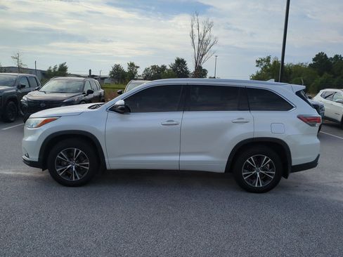 Used 2016 Toyota Highlander XLE AWD/4WD image 7