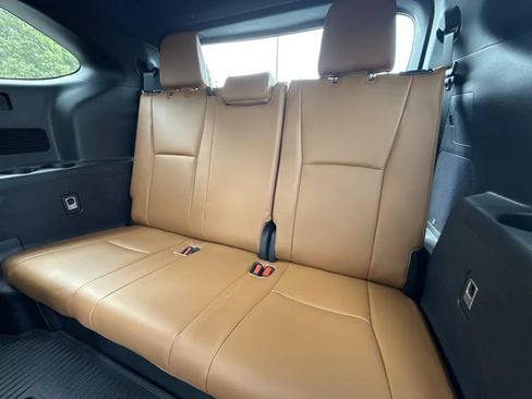 Used 2023 Toyota Highlander Platinum FWD image 10