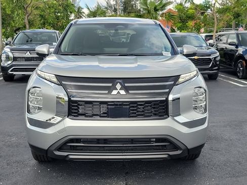 Used 2026 Mitsubishi Outlander ES FWD image 2