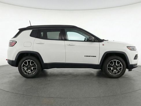 Used 2025 Jeep Compass Trailhawk AWD/4WD image 11