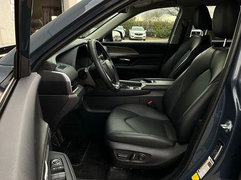 Used 2025 Toyota Grand Highlander XLE image 10