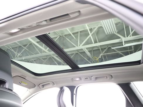 Used 2024 Volvo XC60 B5 Plus image 11