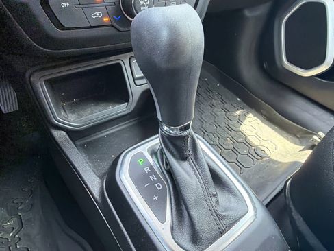 Used 2018 Jeep Renegade Latitude FWD image 30