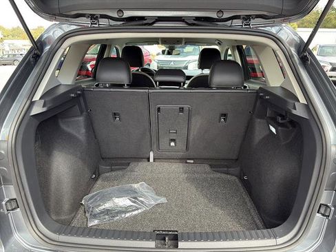 Certified 2025 Volkswagen Taos SE FWD image 11