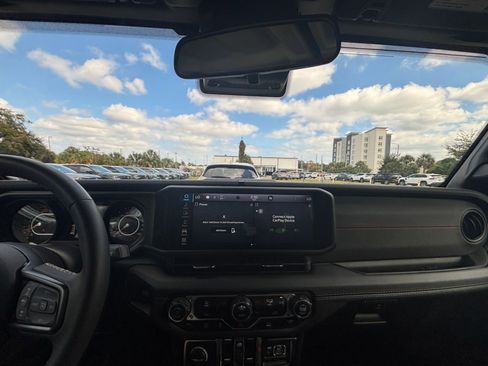 Used 2025 Jeep Wrangler Rubicon image 32