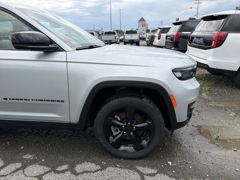 Used 2025 Jeep Grand Cherokee L Altitude AWD/4WD image 2