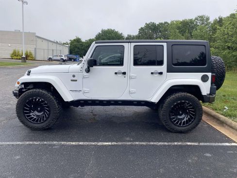 Used 2017 Jeep Wrangler Unlimited Sahara AWD/4WD image 5