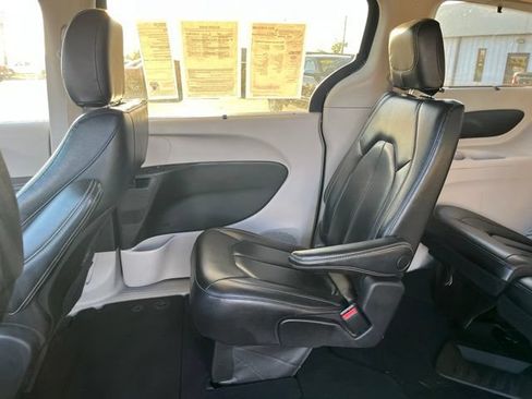 Used 2022 Chrysler Pacifica Touring-L FWD image 12